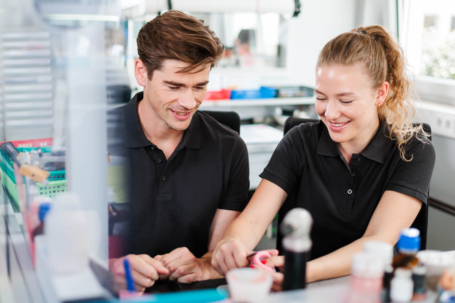 Maßnahmen zur Mitarbeiterbindung halten zufriedene Mitarbeiter in Ihrem Dentallabor