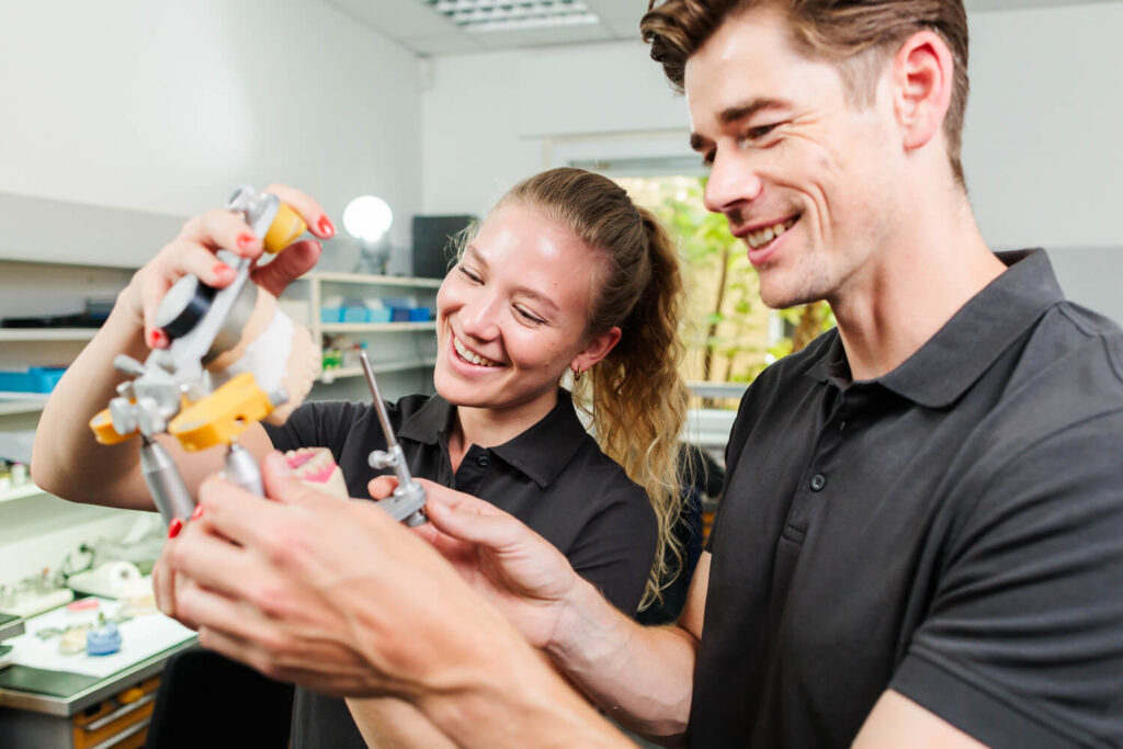 So können Sie Mitarbeiterzufriedenheit steigern und Mitarbeiter an Ihre Dentallabor binden