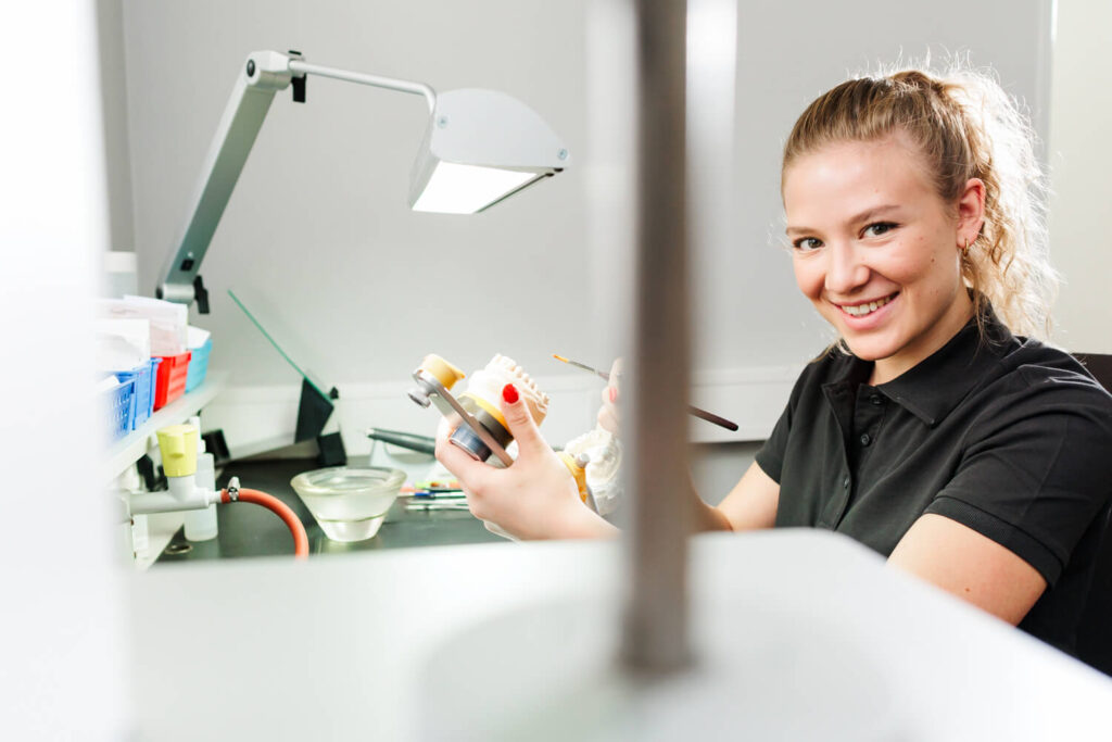 Mit unserer Betriebsübergang-Checkliste sichern Sie die Zukunft Ihrer Mitarbeiter und die Nachfolge Ihres Dentallabors