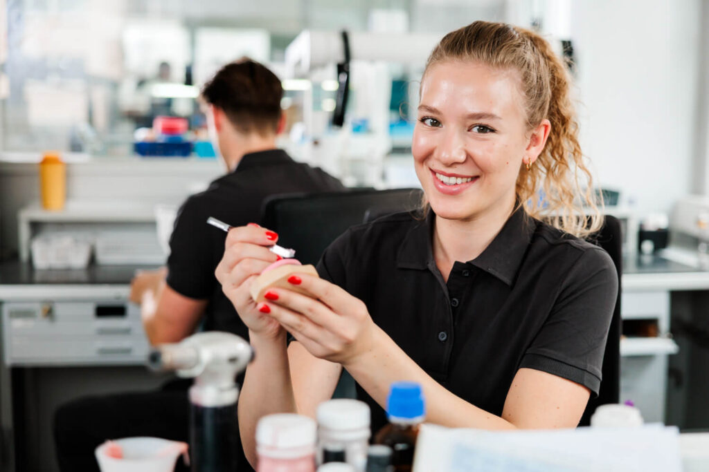 So gelingt die sichere Übergabe Ihres Dentallabors mit einem Fokus auf Mitarbeiterübernahme.